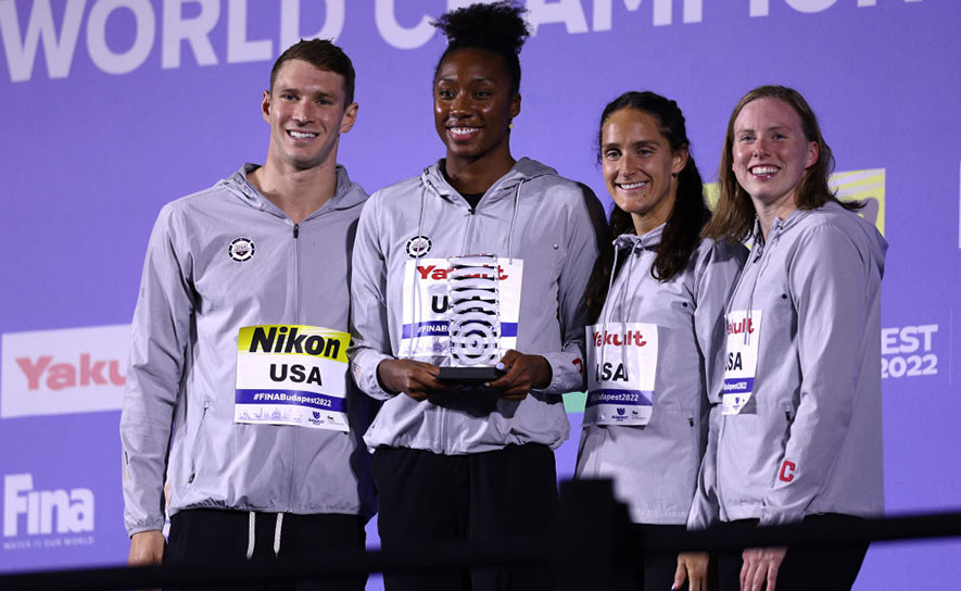 2022 Worlds Team Captains with Trophy