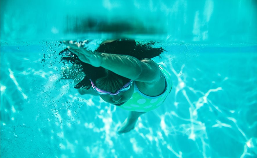 little-girl-swimming-seen-from-underwater-picture-id171345455