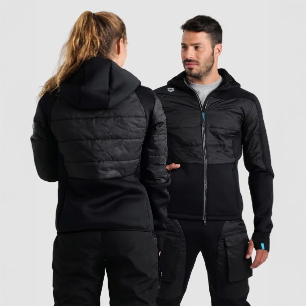 Sleek and warm, the arena Team Unisex Half-quilted Jacket is part of the arena Team Line collection of sports apparel inspired by our swim champions and designed for swimming federations around the world. Cut from a high-tech fabric, this tech jacket has insulated panels along the shoulders, torso and arms to keep critical muscles warm and insulated on chilly train & race days.  Perfect for outdoor training or casual wear, this outer layer has a hood and pockets with microfiber lining and thumbholes on the cuffs for a sealed in fit and is stamped with the arena logo and highlighted with reflective taping.|https://www.arenasport.com/en_us/004915-team-half-quilted-hooded-jacket.html|0|stt1