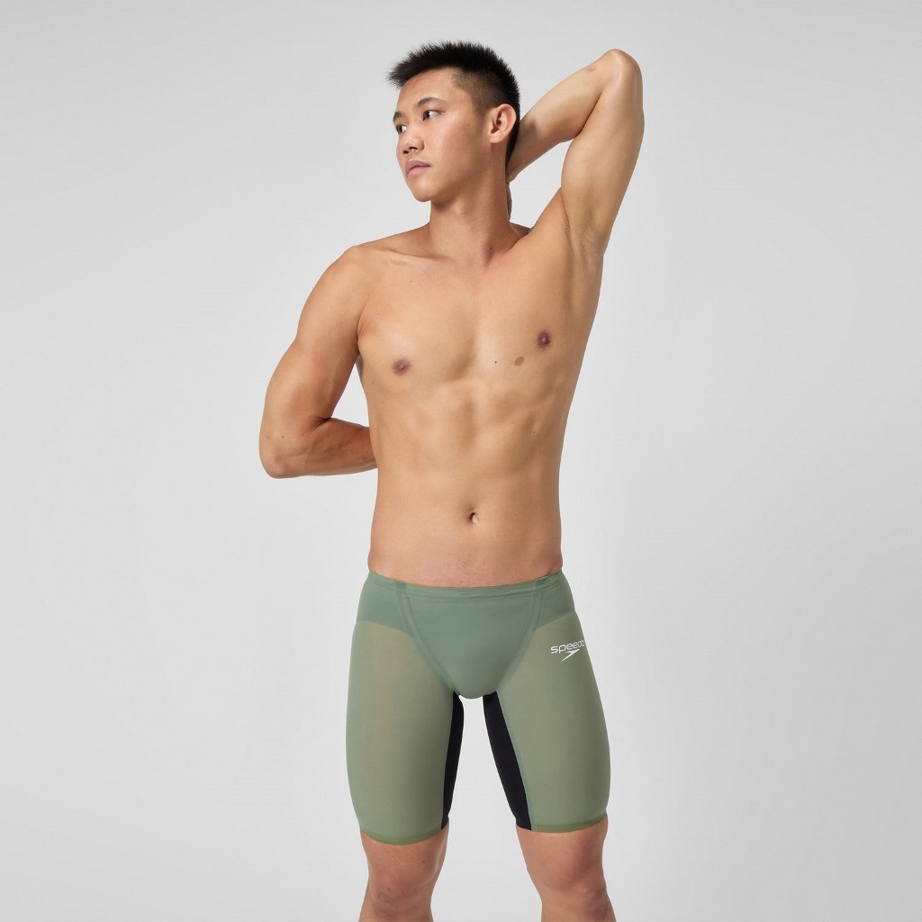 Developed by swimmers for swimmers, with a long-lasting water-repellent coating engineered from Lamoral® Space Tech, the Fastskin LZR Pure Valor 2.0 Jammer includes a Compressive inner leg Seam for improved muscle support. Feel light, flexible and fast – made from lightweight fabric and constructed with Moderate Compression to support a greater range of movement. The regular waist jammer offers greater flexibility and may be preferred by breaststroke and IM swimmers. This product has been fully approved by World Aquatics.|https://us.speedo.com/men-s-fastskin-lzr-pure-valor-2.0-jammer/15321227.html|0|ftf3